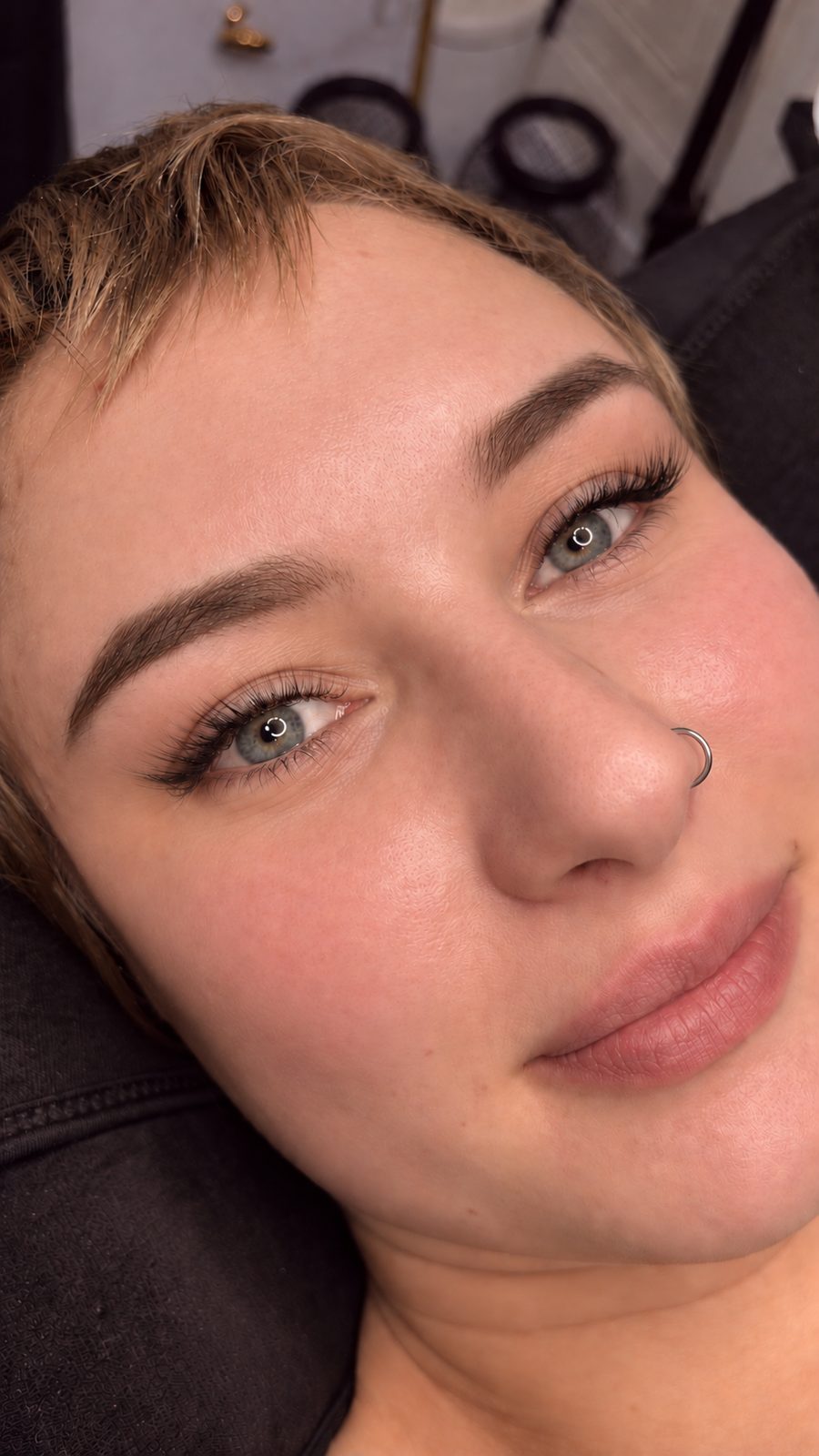 Kundin mit Wimpernverlängerung